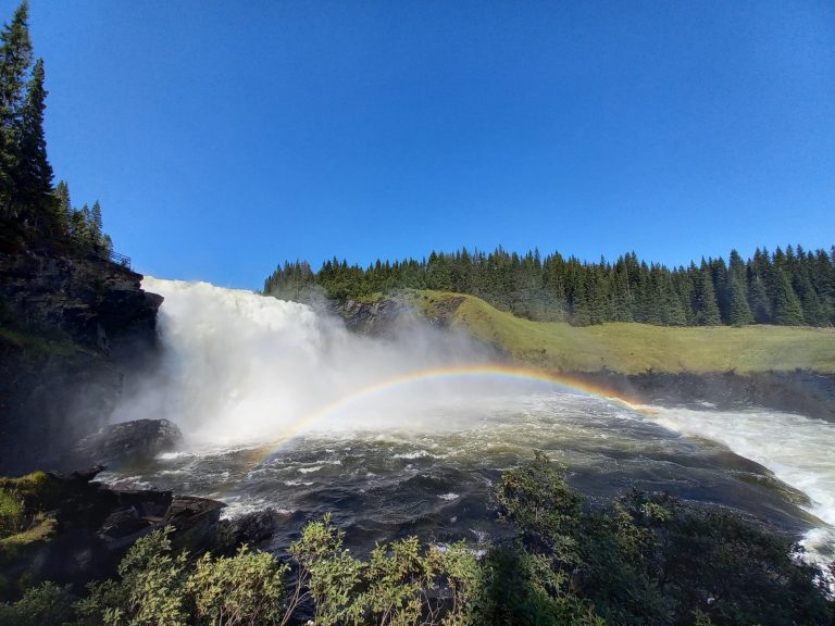 Mehr über den Artikel erfahren Tag 47 – Von der Hochebene zum Wasserfall und nach Östersund
