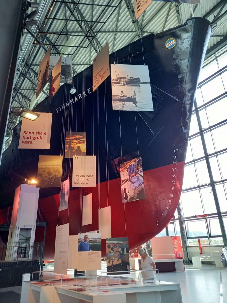 Mehr über den Artikel erfahren Tag 40 – Zuerst Hurtigrutenmuseum und dann die Lofoten im Regen