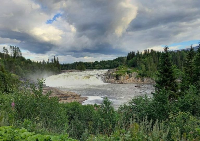 Mehr über den Artikel erfahren Tag 45 – vom Arctic Circle zum Laksforsen Wasserfall